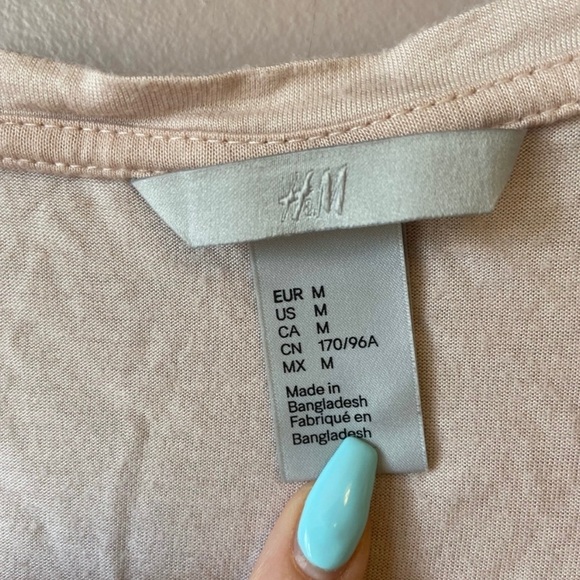 ✨3/$20✨ H&M Women’s Light Pink Short Sleeve Top - Picture 2 of 5